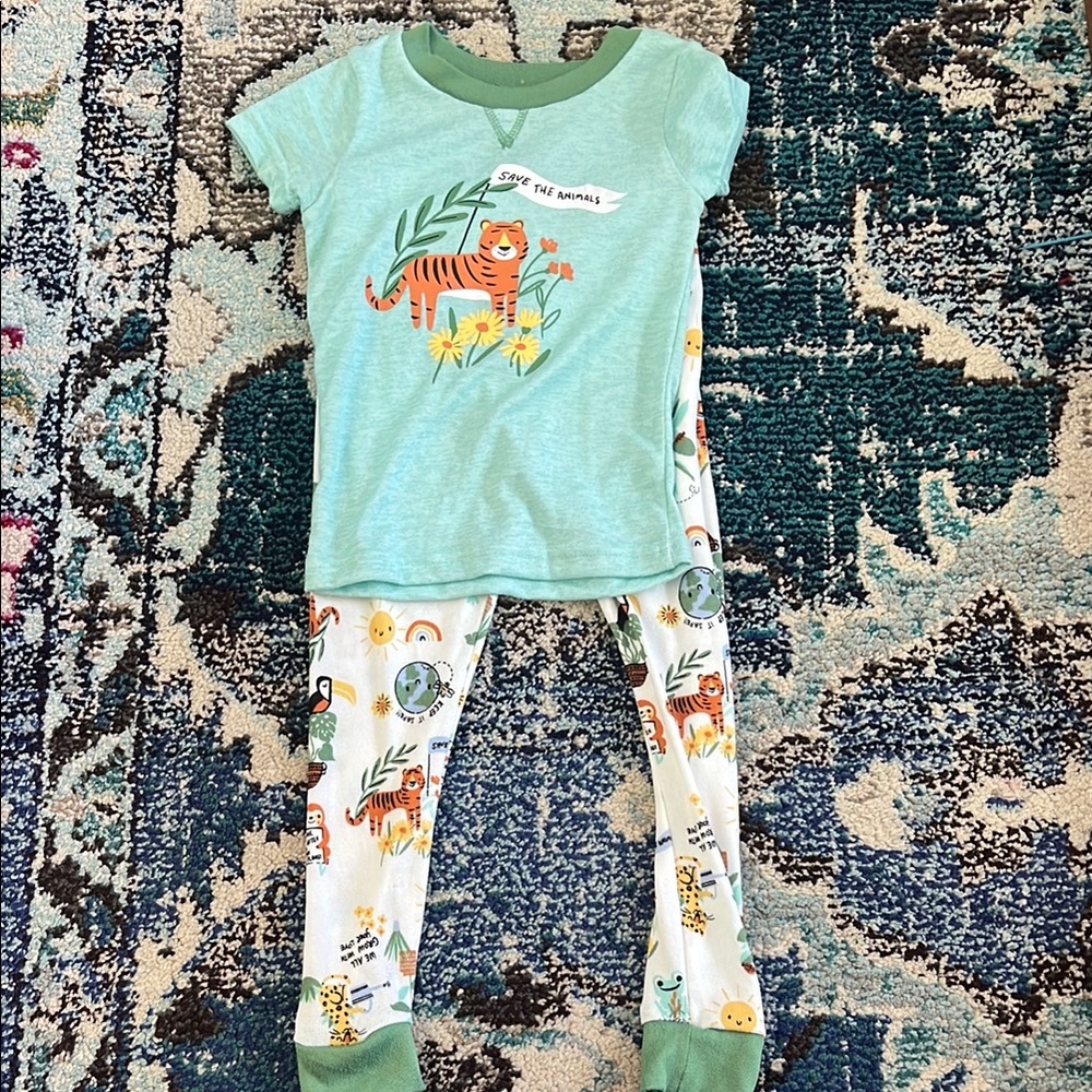 Green and White Woodland Pajama Set NEW, Never been worn, size 4T